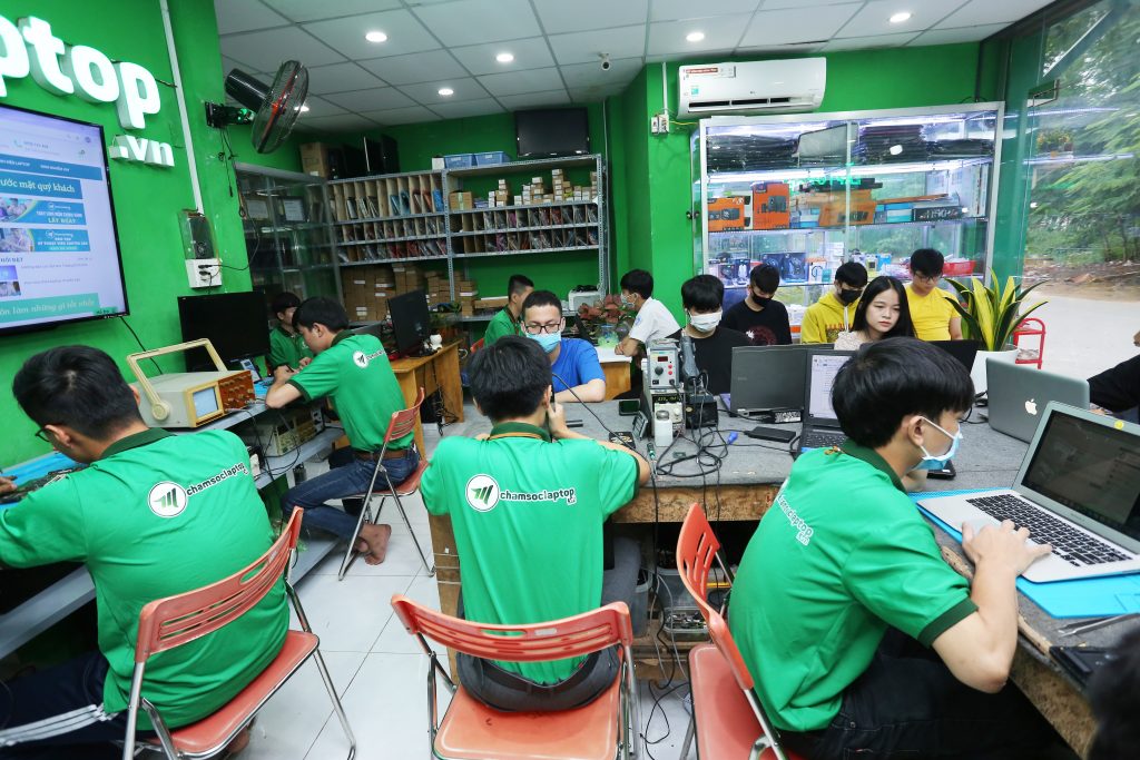 Đội ngũ nhân viên đang làm việc - Chamsoclaptop.vn