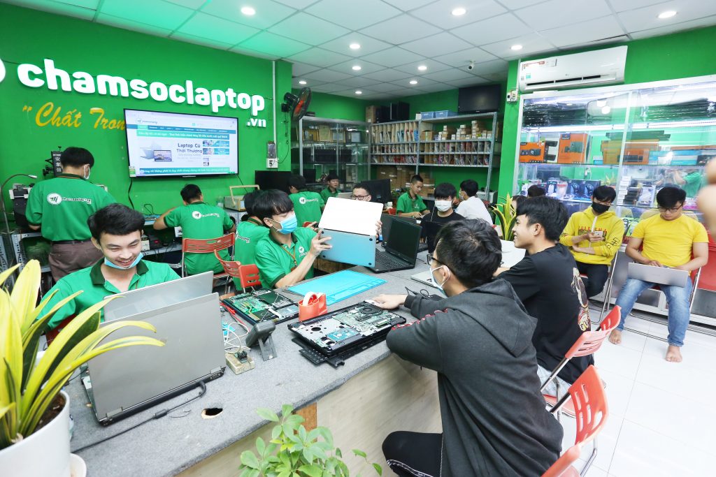 Nhân viên tại trung tâm đang kiểm tra máy cho khách hàng - Chamsoclaptop.vn